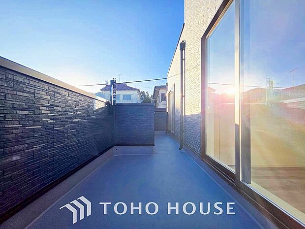 プライベート性が確保されたバルコニー。ワイドな空間にたっぷりの陽光が降り注ぎます。