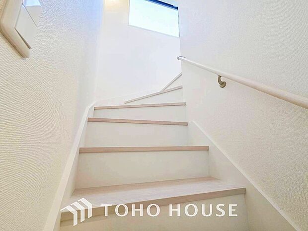 各フロアを結ぶ階段。集いの空間と一人の時間を楽しむプライベートルームをバランスよく繋いでいます。