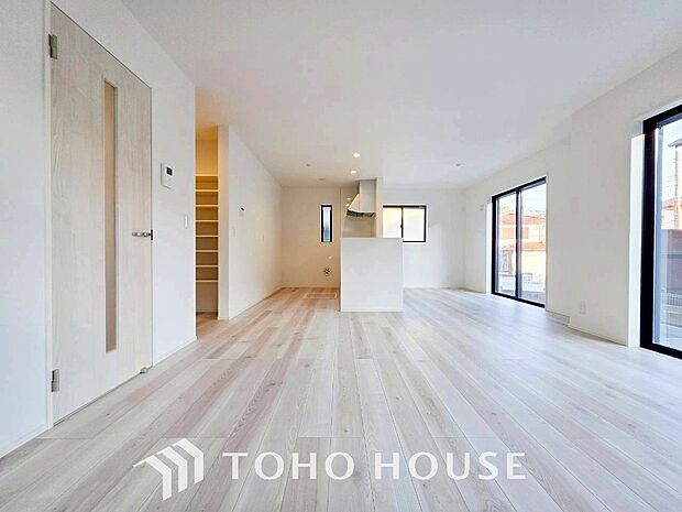 忙しい朝でも、しっかり家族が揃って食事をして頂けるゆとりある大きさのダイニングスペース。