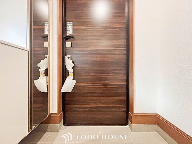 落ち着いた色を基調としていて、明るく優しい玄関となっています。