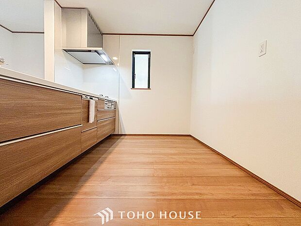 明るい自然光が入る対面キッチン。家族そろってキッチンに立っても調理がしやすい余裕の広さ。