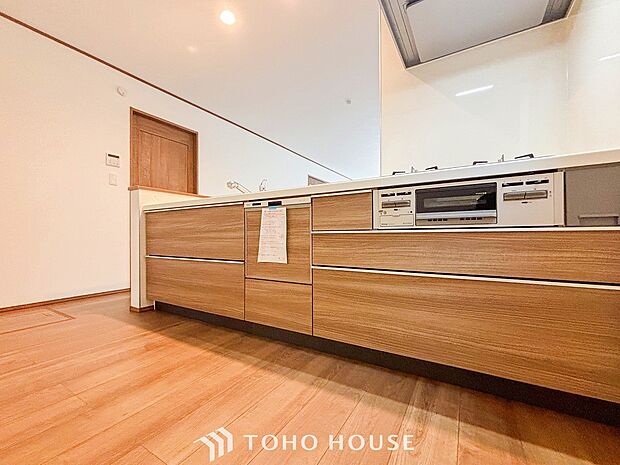 機能的で使い勝手のよさそうなキッチン。明るく清潔感があります。