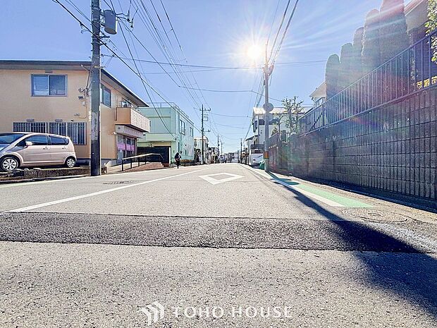 前面道路含む現地写真『快適』は「家」と「街」と「環境」が調和した時に訪れるだと改めて感じさせてくれます。