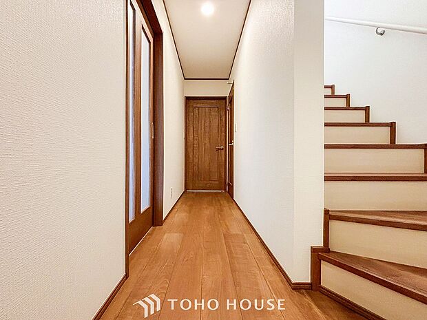 上質感漂う廊下。居住者の帰り、訪れる方を優しく迎え安らぎに満ちた生活空間を予感させます。