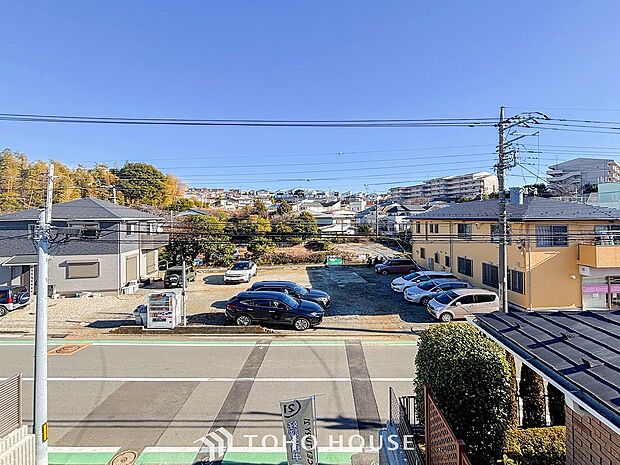 豊かな眺望にふさわしい空間には、通風・採光にも優れ、心地よい光と風があふれています。