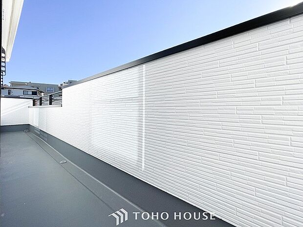 暮らしの中で光と風を演出してくれるバルコニー。