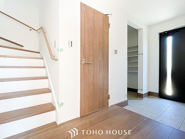 階段にはお子様やお年寄りに安心な手すりをご用意。