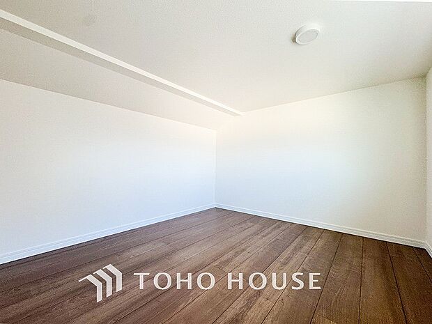 広々したロフトは多目的に使える便利な空間。