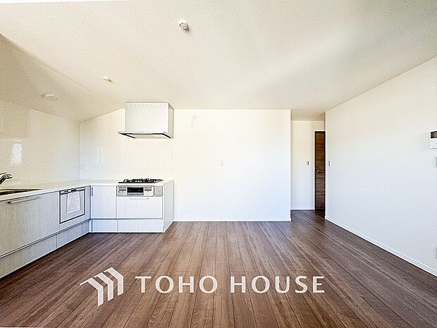 ご家族みんなで調理ができる位のスペースを実現したキッチン空間となっております。