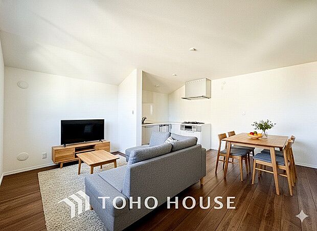 忙しい朝でも、しっかり家族が揃って食事をして頂けるゆとりある大きさのダイニングスペース。