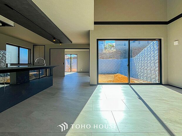 家族と過ごすひと時を溢れる光が優しく包み込むリビングダイニング。