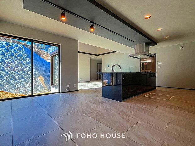 忙しい朝でも、しっかり家族が揃って食事をして頂けるゆとりある大きさのダイニングスペース。