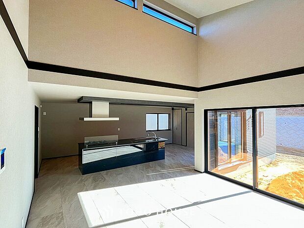 爽やかな色合いのフローリングと清潔感の溢れるクロスが明るい空間を創り出しているリビングダイニング。