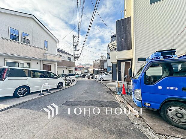 前面道路含む現地写真『快適』は「家」と「街」と「環境」が調和した時に訪れるだと改めて感じさせてくれます。