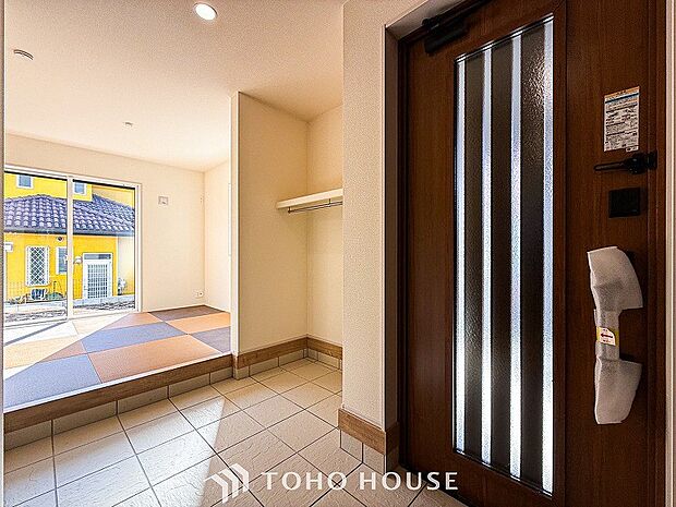 居住者の帰り、訪れる方を優しく迎えてくれる開放感のある玄関。