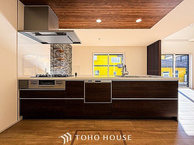 お手入れのしやすいすっきりしたシステムキッチンを採用しました。