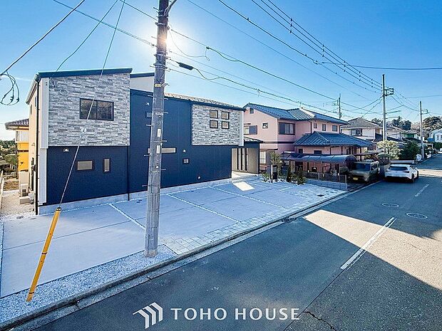 前面道路含む現地写真『快適』は「家」と「街」と「環境」が調和した時に訪れるだと改めて感じさせてくれます。