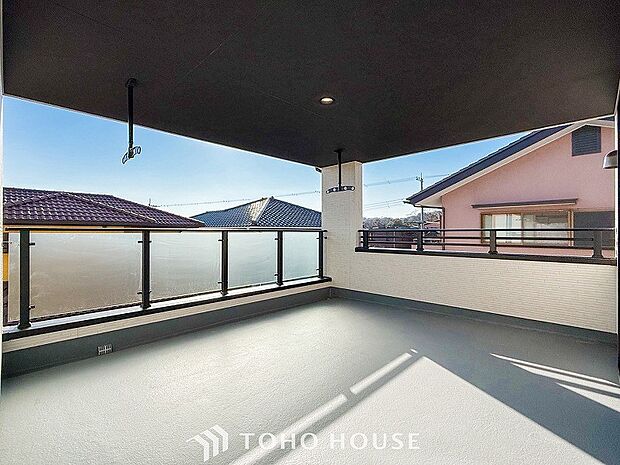 陽光とそよ風に触れることができるバルコニー。