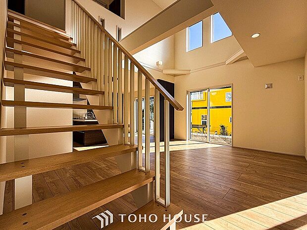 パブリックゾーンとプライベートゾーン繋ぐ階段。豊かな陽光が注ぎ込み、爽やかな住空間を演出。