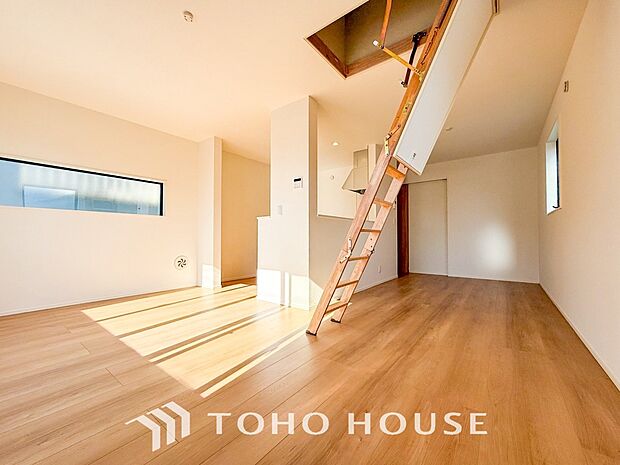 やわらかな陽射しがふりそそぎ、室内に開放感と爽快感をもたらします。