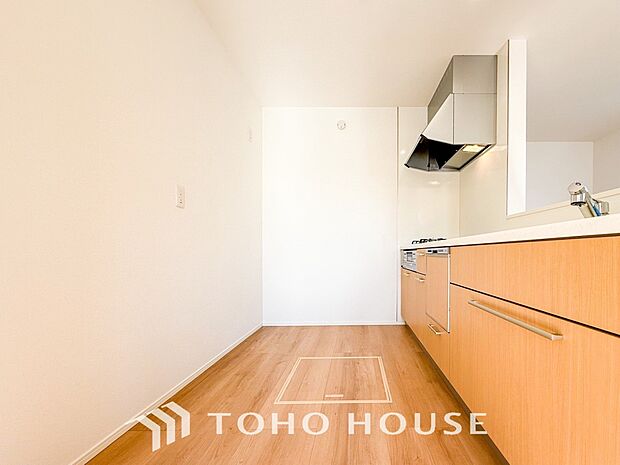 お手入れのしやすいすっきりしたシステムキッチンを採用しました。