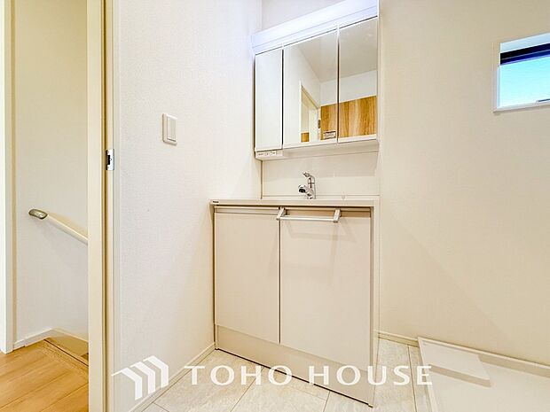 洗面台・洗面所三面鏡裏収納には化粧品や洗面用品類をすっきり整理できます。