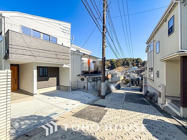 前面道路含む現地写真『快適』は「家」と「街」と「環境」が調和した時に訪れるだと改めて感じさせてくれます。