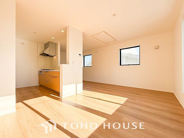 対面式キッチンのあるLDKで家族の会話が弾みます。