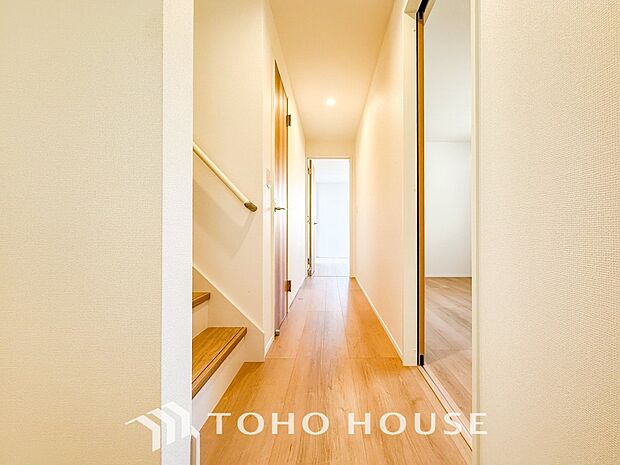 上質感漂う廊下。居住者の帰り、訪れる方を優しく迎える・安らぎに満ちた生活空間を予感させる。