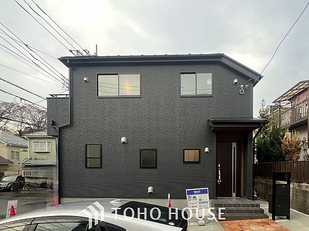 ダークなカラーの玄関ドアは重厚感があり、本邸宅に気品をプラス。重みのある外観に仕上がっています。