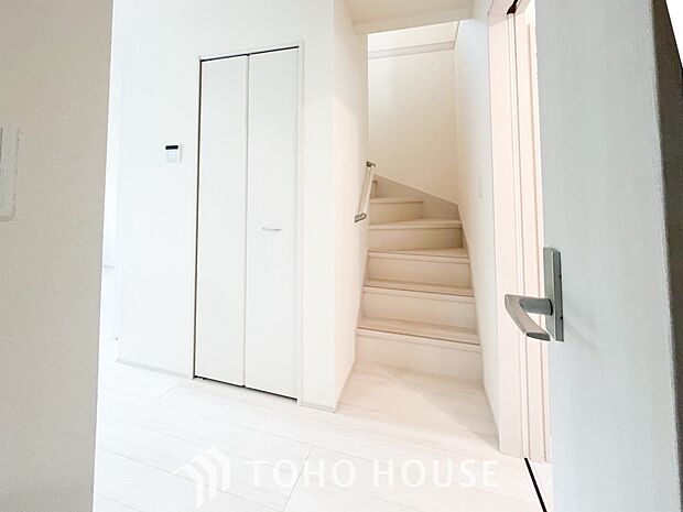 上質感漂う廊下。居住者の帰り、訪れる方を優しく迎え安らぎに満ちた生活空間を予感させます。