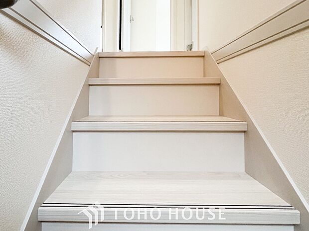 各フロアを結ぶ階段。集いの空間と一人の時間を楽しむプライベートルームをバランスよく繋いでいます。