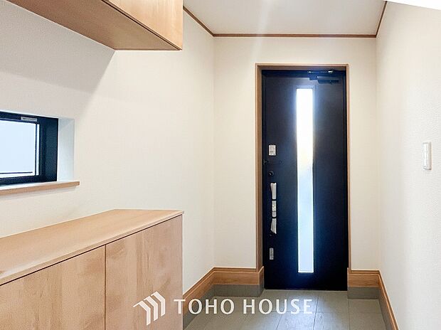 清潔感溢れる玄関がお出迎えする本邸宅の物語は、ここから始まる日常を期待させます。