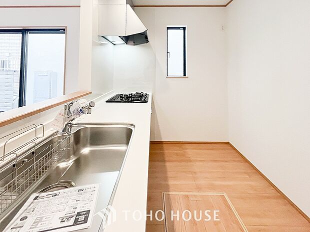 明るい自然光が入る対面キッチン。家族そろってキッチンに立っても調理がしやすく余裕の広さ。