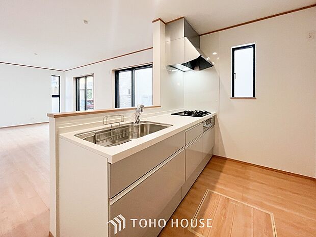 機能的で使い勝手のよさそうなキッチン。明るく清潔感があります。