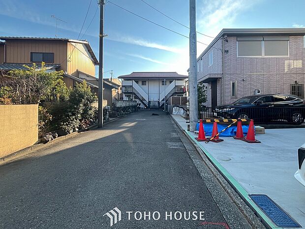 前面道路含む現地写真『快適』は「家」と「街」と「環境」が調和した時に訪れるだと改めて感じさせてくれます。