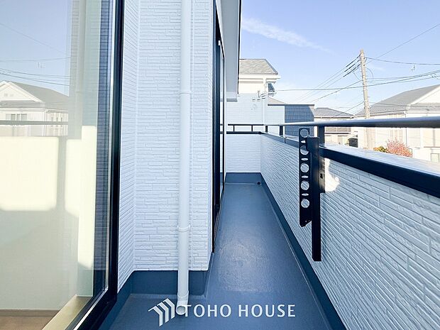 暮らしの中で光と風を演出してくれるバルコニー。