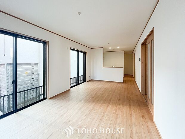 忙しい朝でも、しっかり家族が揃って食事をして頂けるゆとりある大きさのダイニングスペース。