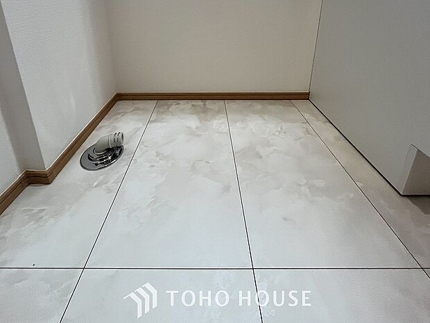 洗濯機を配置しても十分なスペースを確保しております。