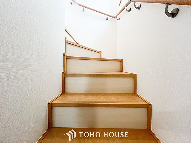 階段にはお子様やお年寄りに安心な手すりをご用意。