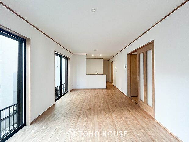 光と風があふれる開放的なリビングダイニングには自然と家族みんなが集まってきます。