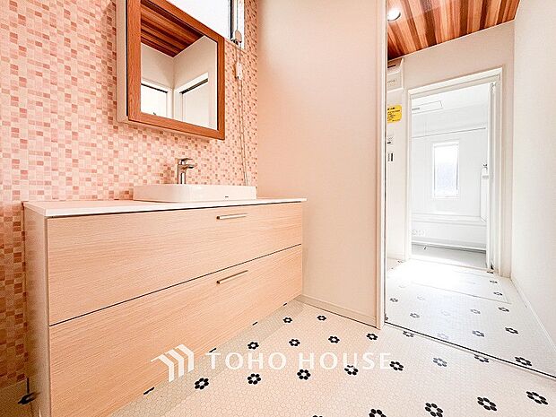 洗面台・洗面所パウダールームはナチュラルな雰囲気で清潔な印象。