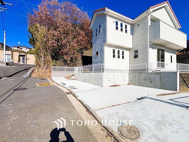 前面道路含む現地写真『快適』は「家」と「街」と「環境」が調和した時に訪れるだと改めて感じさせてくれます。