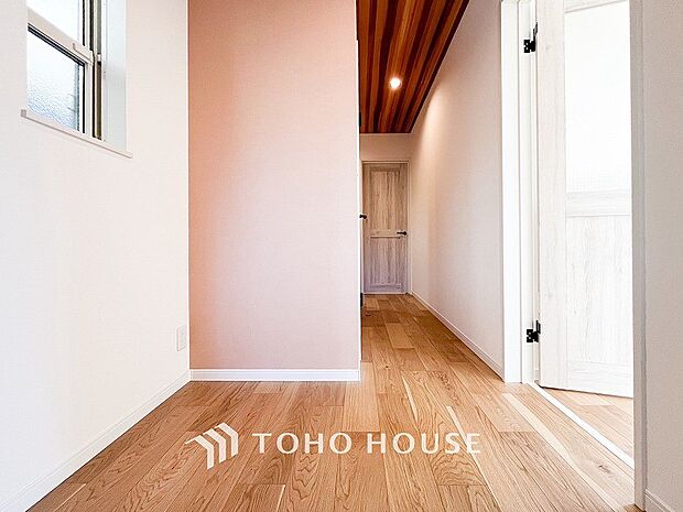 上質感漂う廊下。居住者の帰り、訪れる方を優しく迎える・安らぎに満ちた生活空間を予感させる。