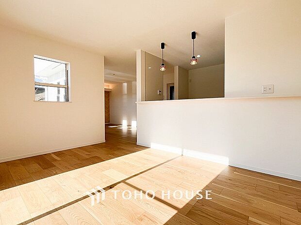 忙しい朝でも、しっかり家族が揃って食事をして頂けるゆとりある大きさのダイニングスペース。