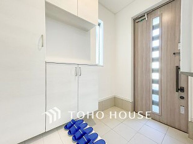 清潔感溢れる玄関がお出迎えする本邸宅の物語は、ここから始まる日常を期待させます。