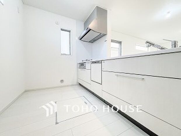 機能的で使い勝手のよさそうなキッチン。明るく清潔感があります。