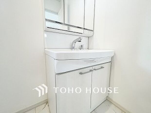 洗面台・洗面所パウダールームはナチュラルな雰囲気で清潔な印象。