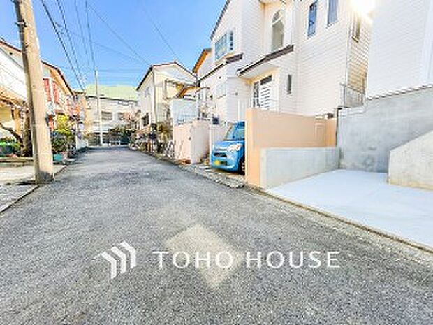 前面道路含む現地写真『快適』は「家」と「街」と「環境」が調和した時に訪れるだと改めて感じさせてくれます。