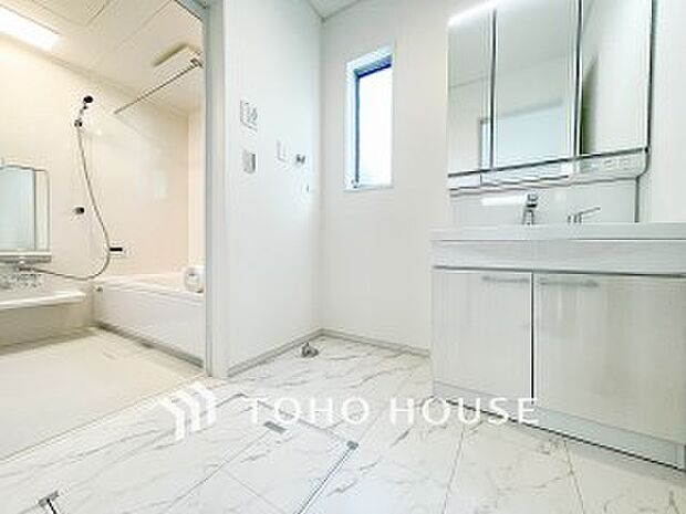 清潔感のあるプライベート空間は、身だしなみチェックや肌のお手入れに最適です。